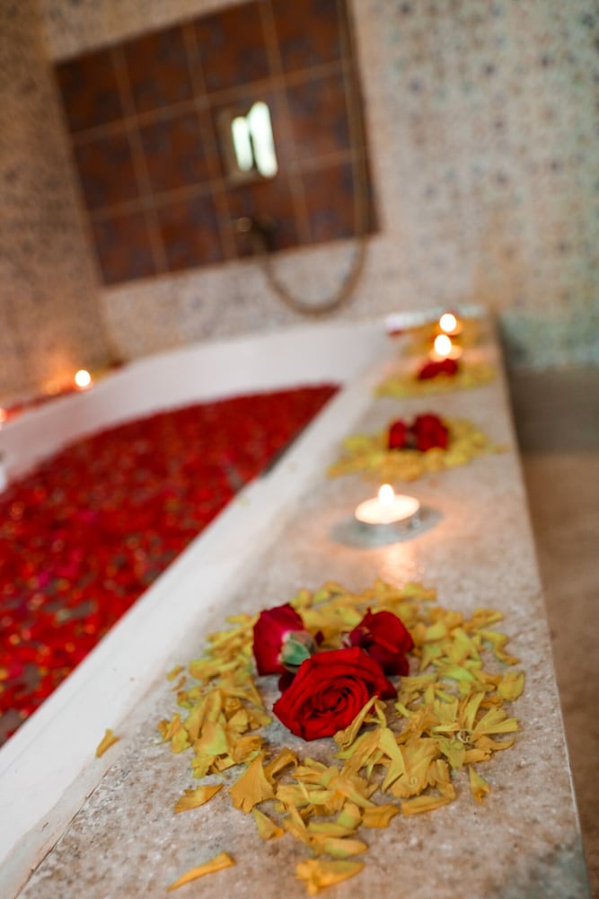 Deep soaking bathtub