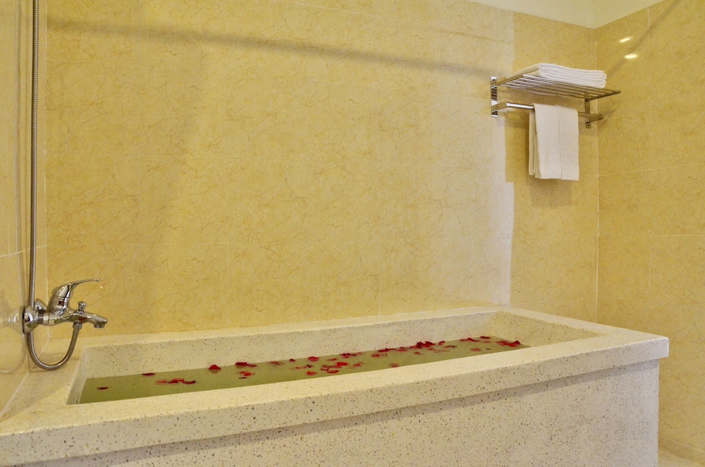 Deep soaking bathtub