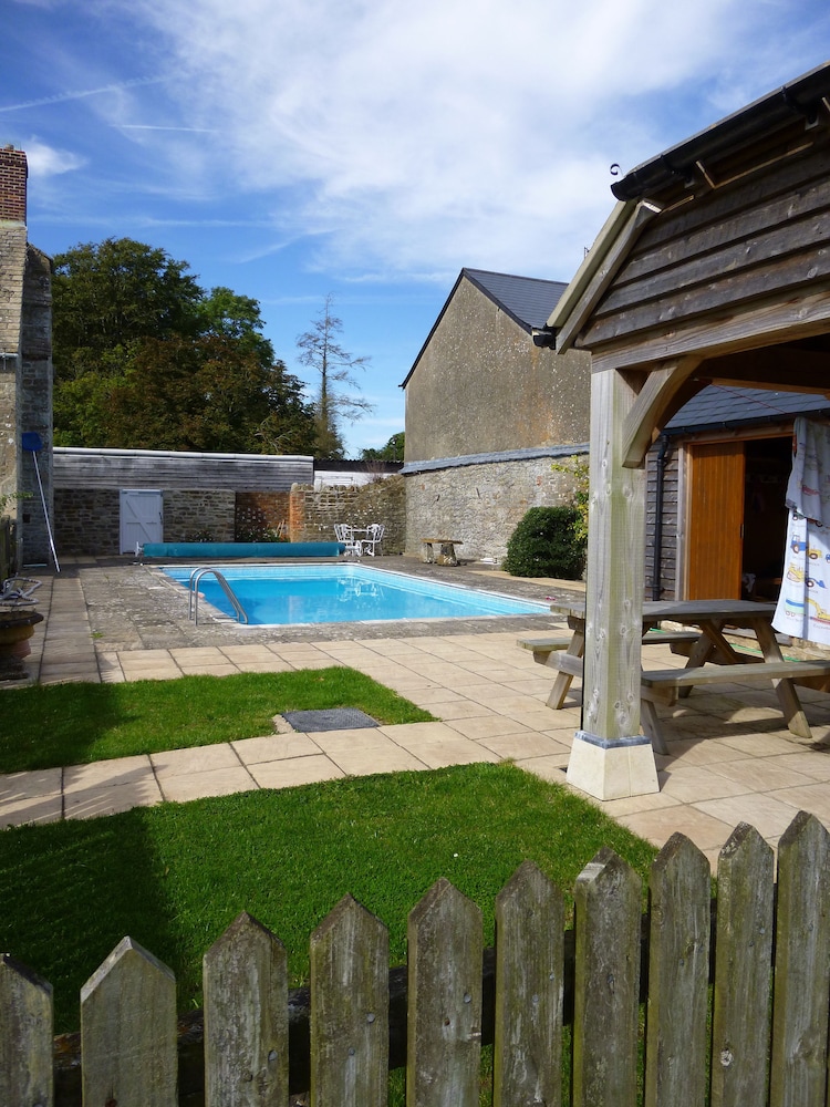 Exercise/lap pool