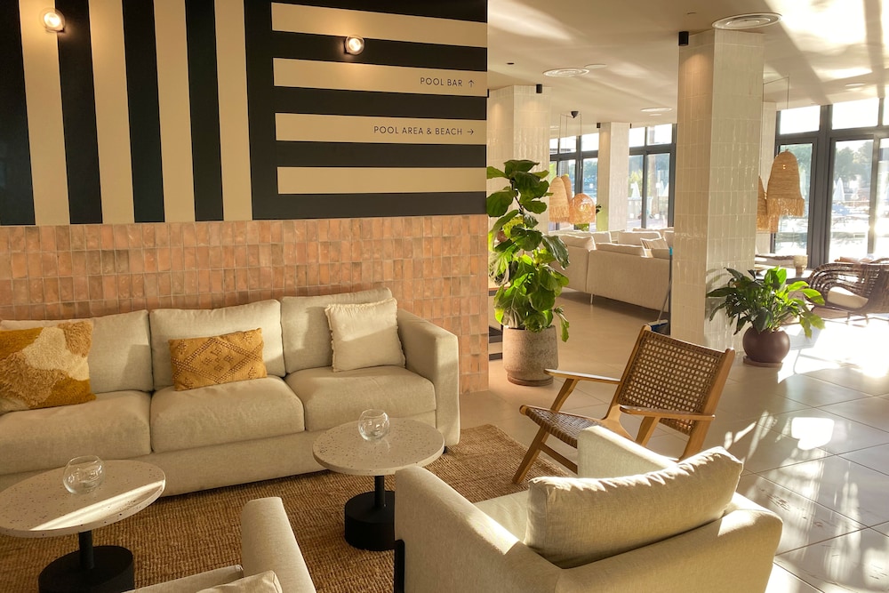 Lobby lounge