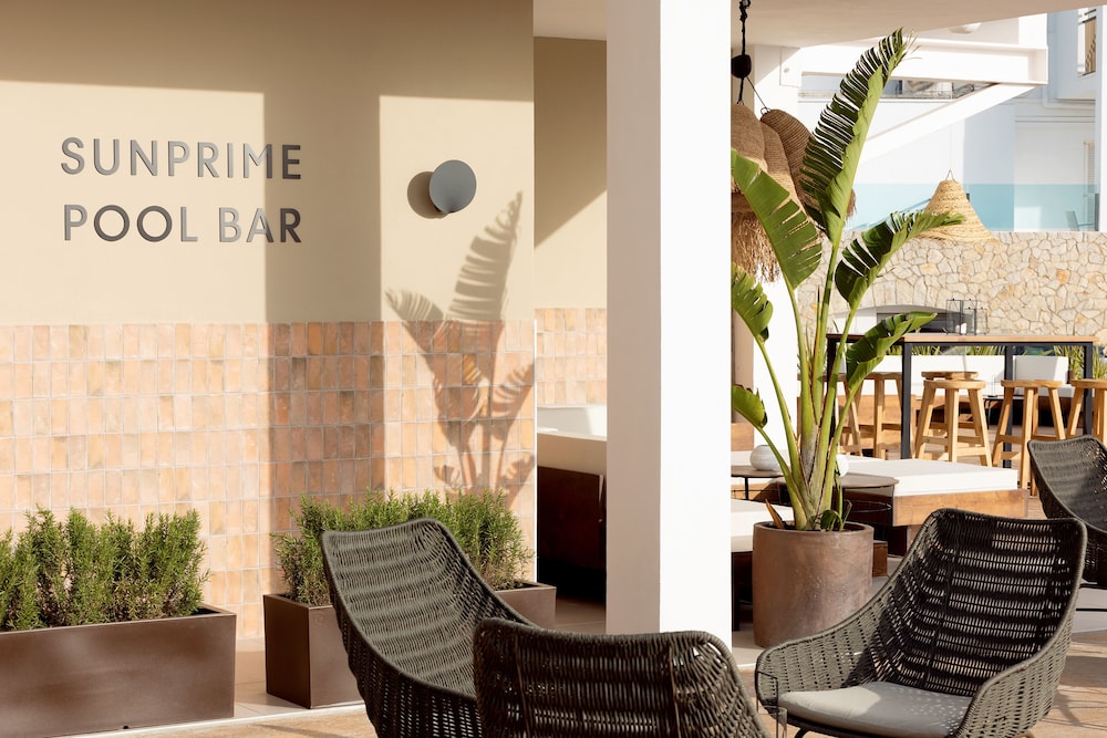 Poolside bar