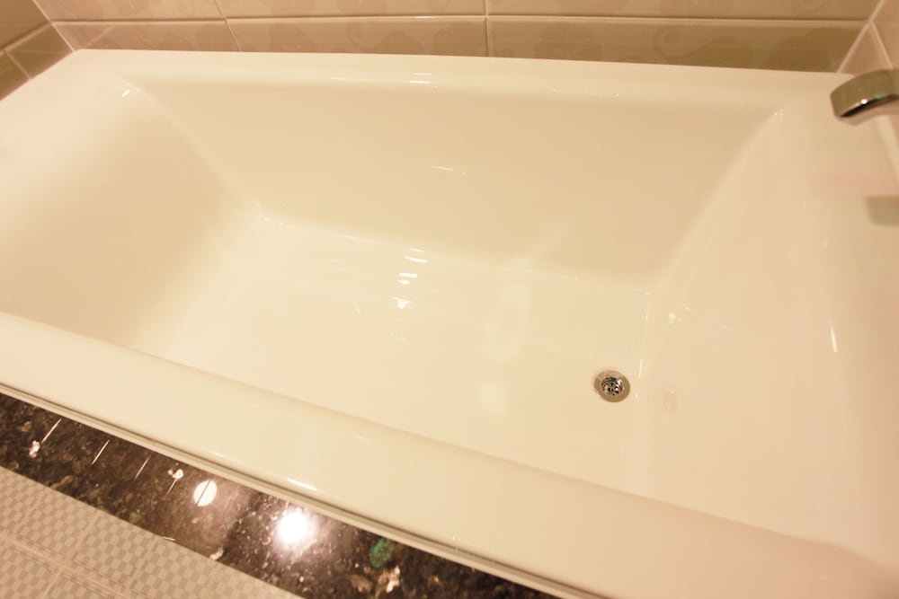 Deep soaking bathtub