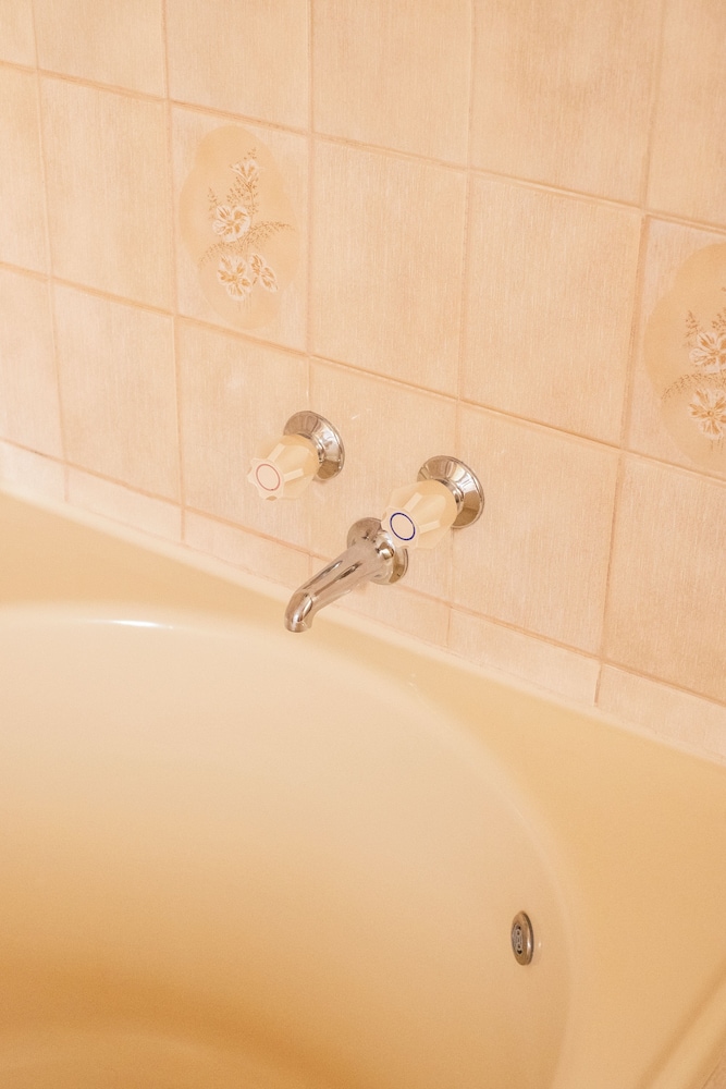 Deep soaking bathtub