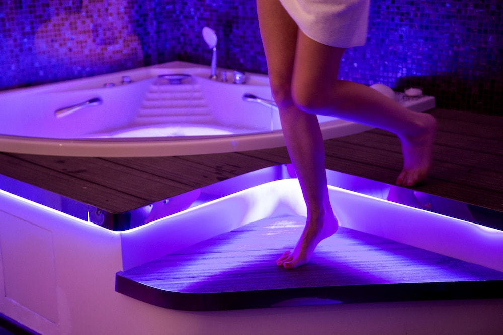 Indoor spa tub