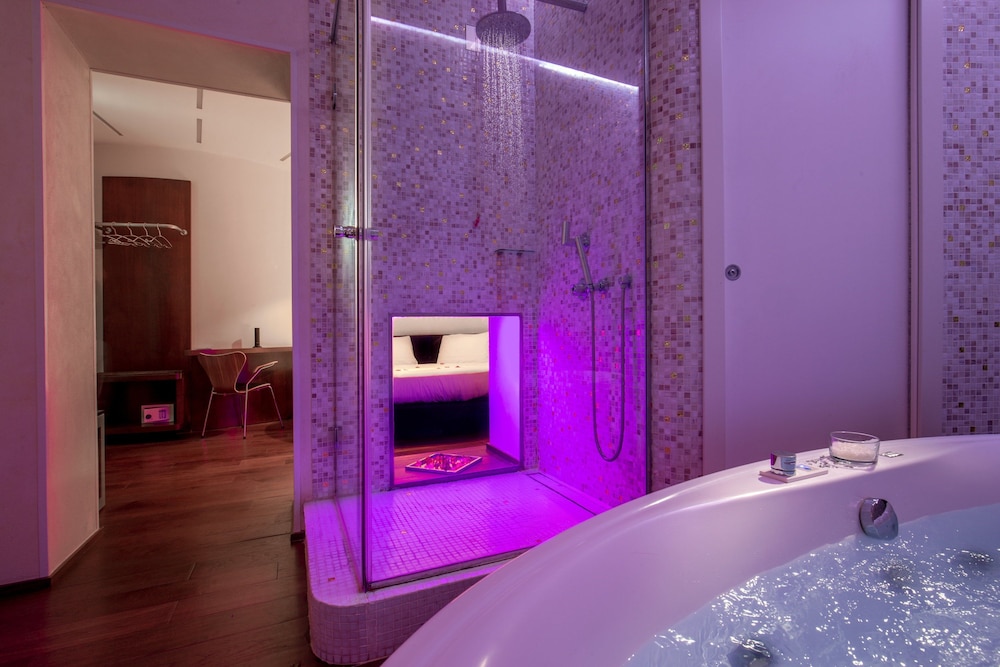 Jetted tub