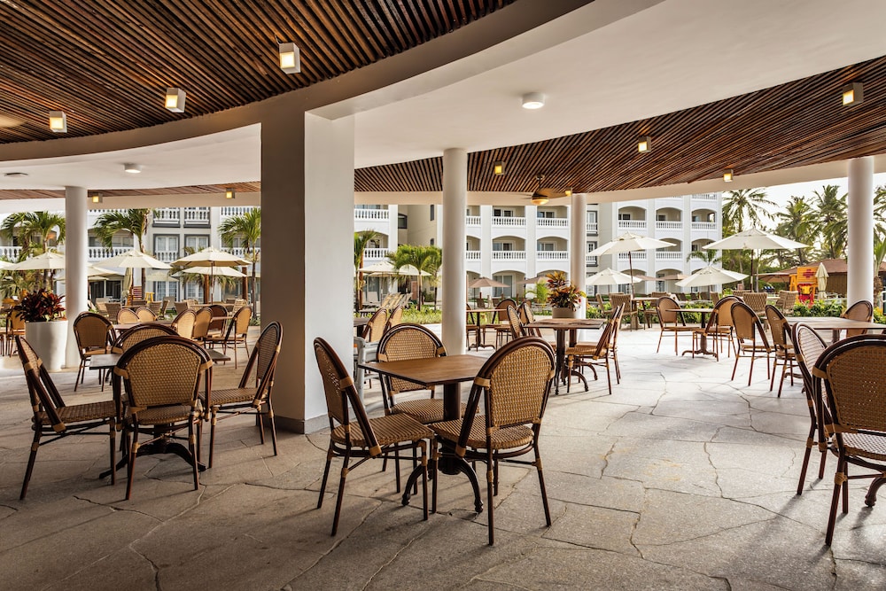 Poolside bar