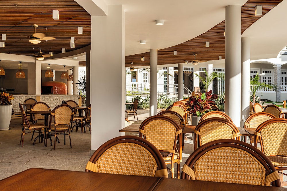 Poolside bar