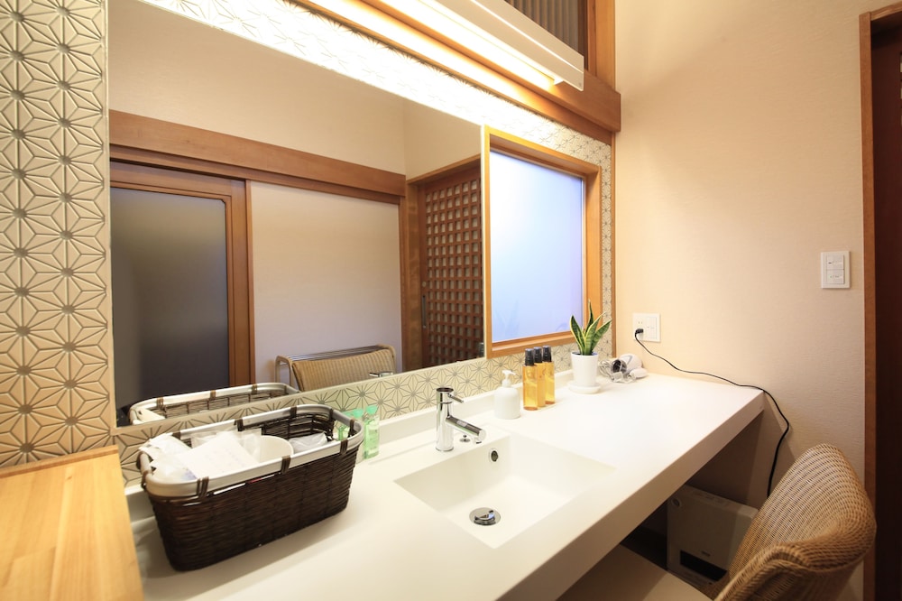 Bathroom amenities