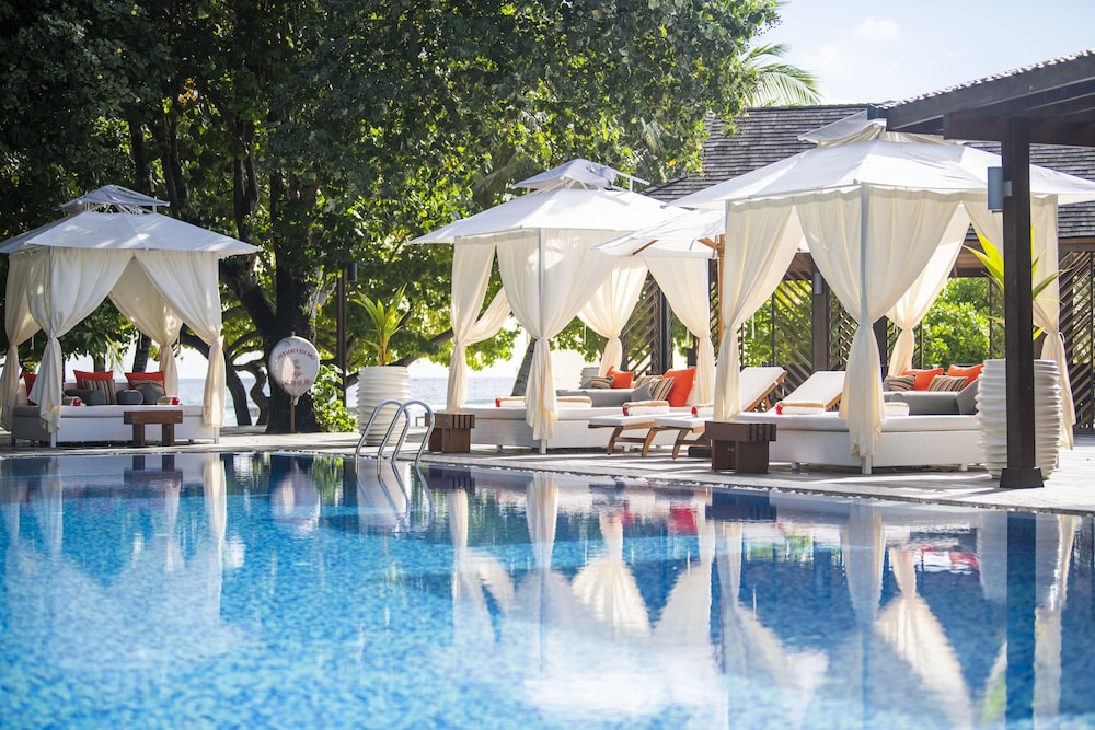 Swim-up bar