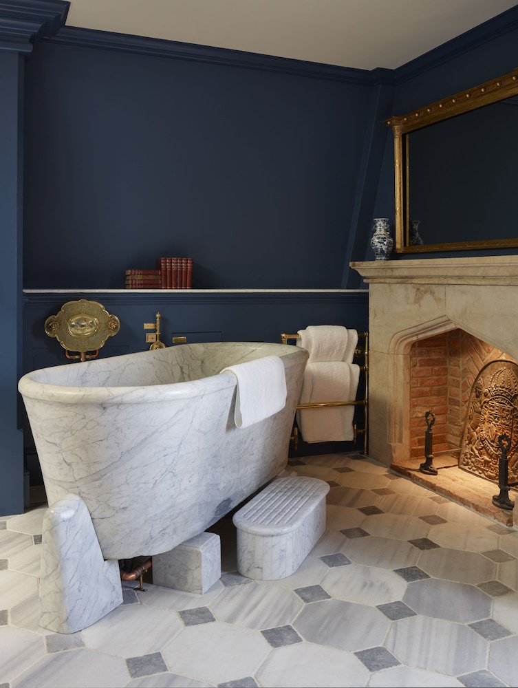 Deep soaking bathtub