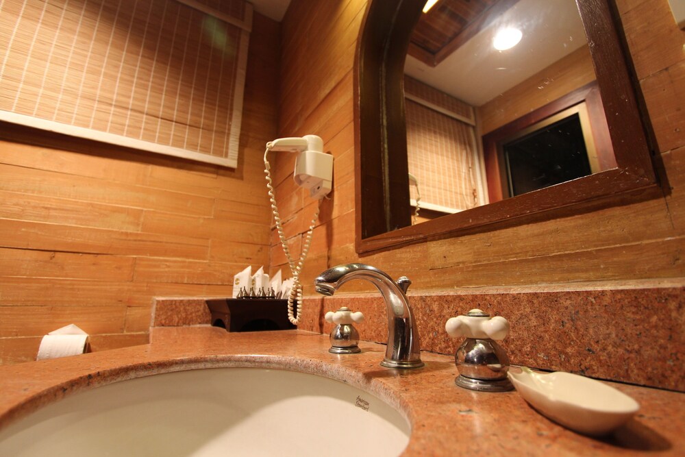 Bathroom sink