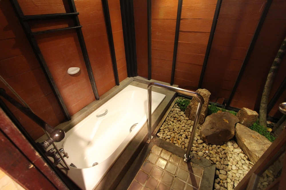 Deep soaking bathtub
