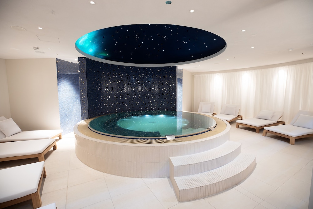 Indoor spa tub