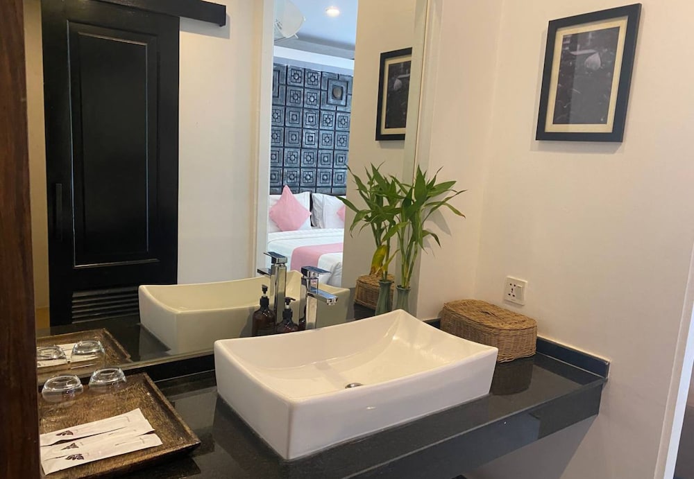 Bathroom sink