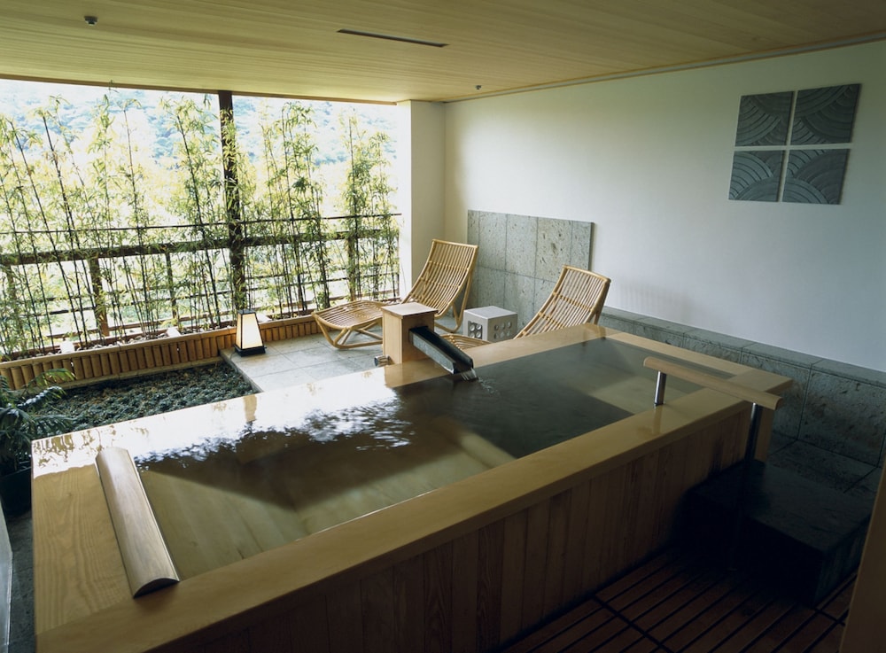 Deep soaking bathtub