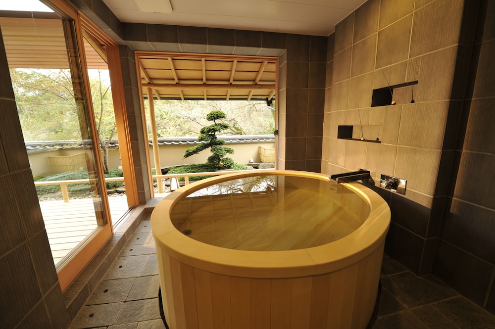 Deep soaking bathtub