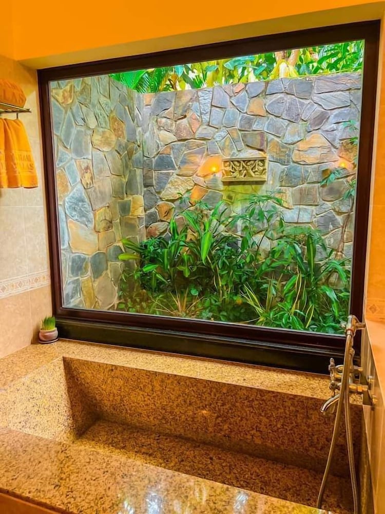 Deep soaking bathtub