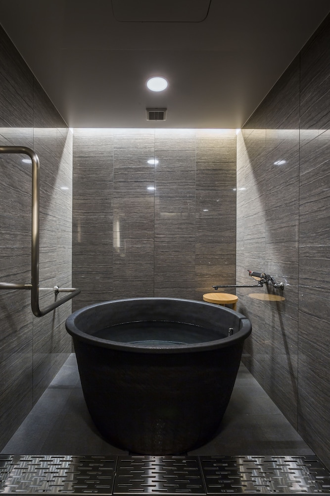 Deep soaking bathtub