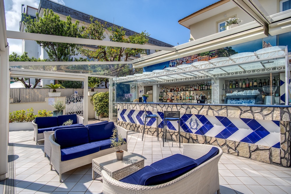 Poolside bar