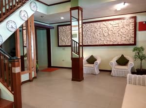thumbnail: Lobby sitting area