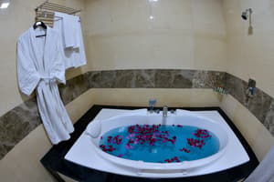 thumbnail: Deep soaking bathtub