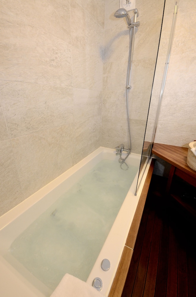 Jetted tub