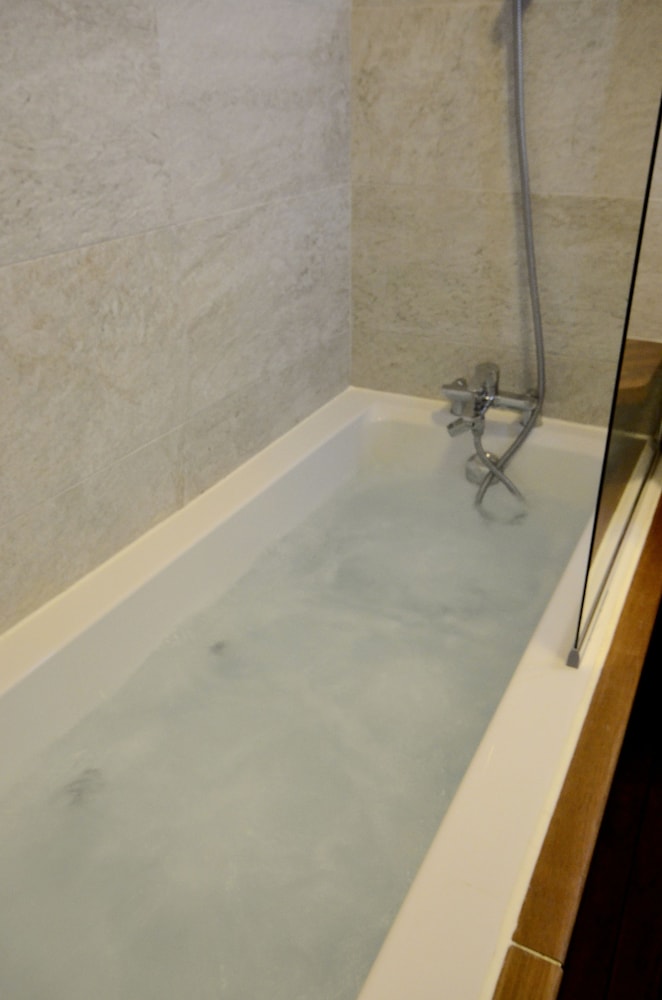 Jetted tub