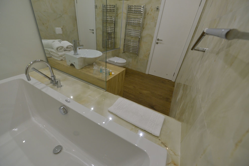 Deep soaking bathtub