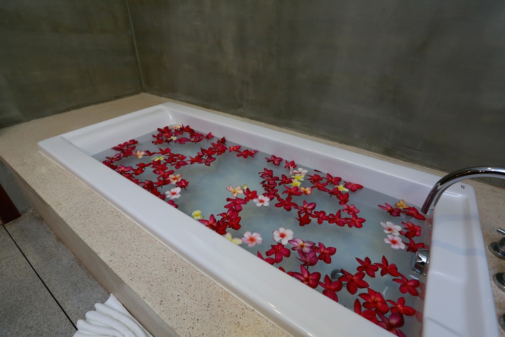 Deep soaking bathtub