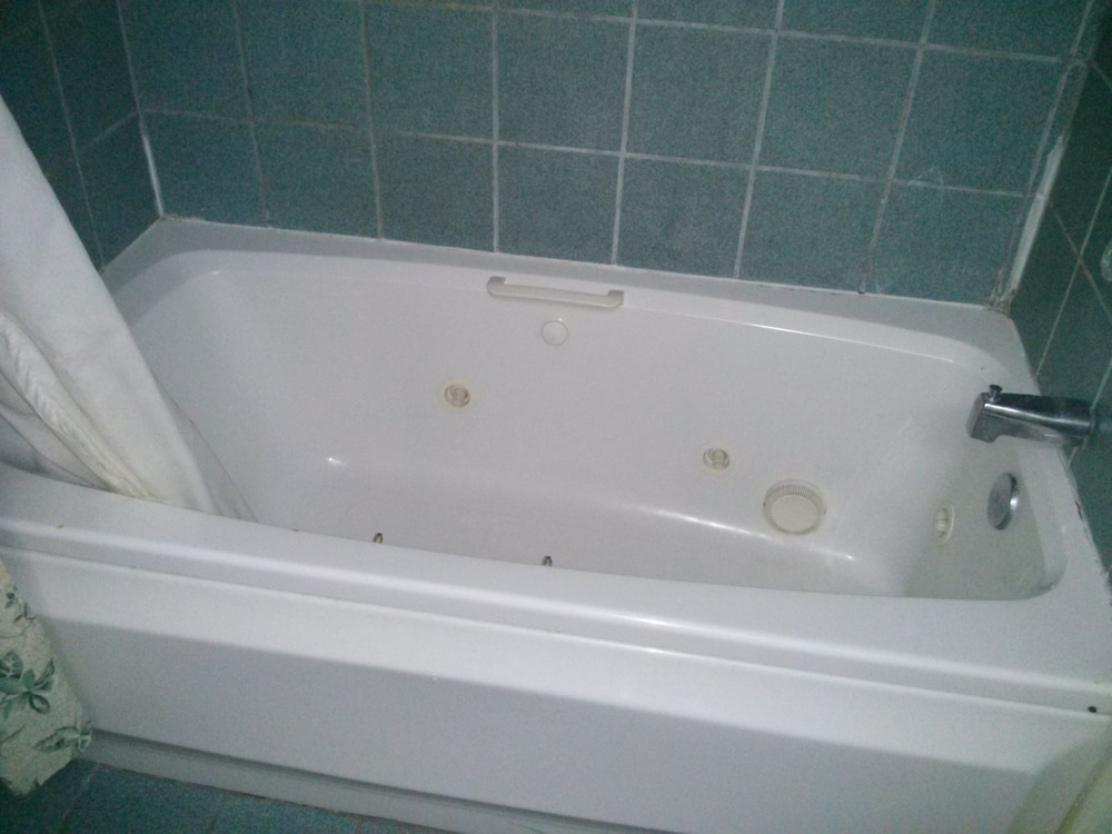Deep soaking bathtub