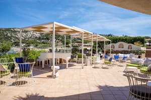 thumbnail: Bar (on property)