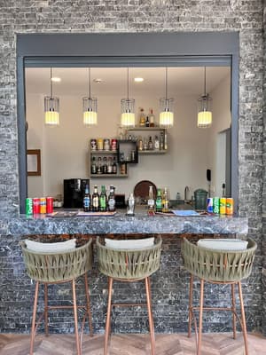thumbnail: Bar (on property)