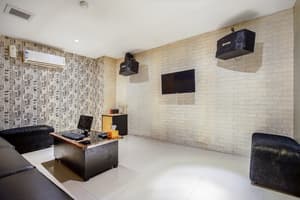 thumbnail: Karaoke room