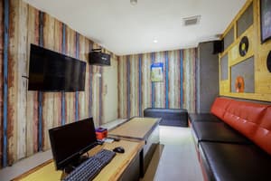 thumbnail: Karaoke room