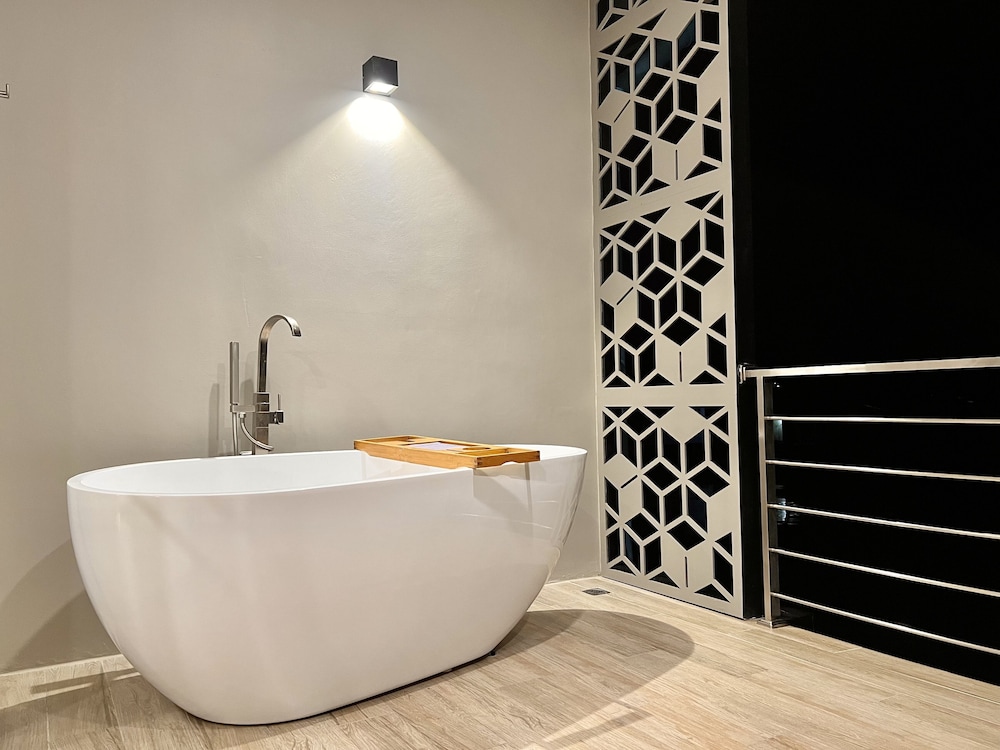 Deep soaking bathtub