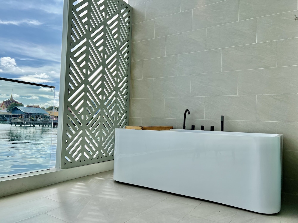 Deep soaking bathtub