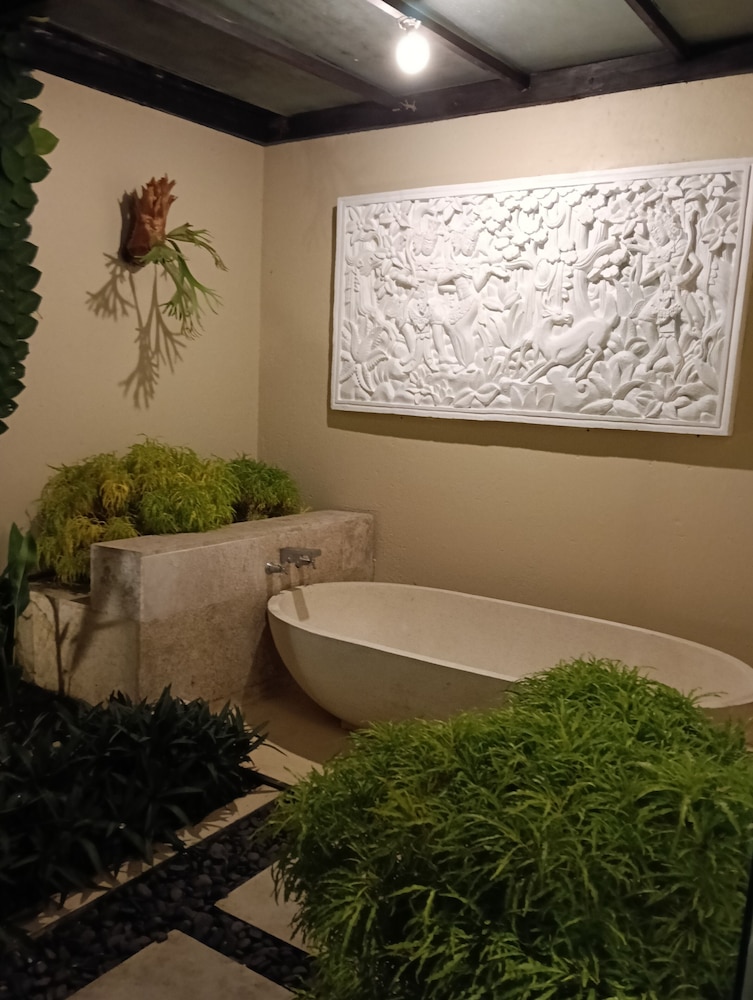 Deep soaking bathtub