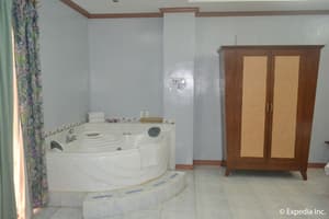 thumbnail: Jetted tub