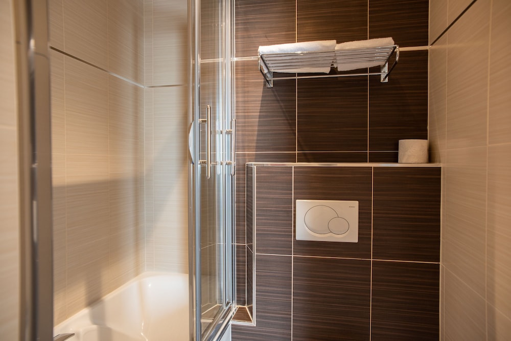 Deep soaking bathtub