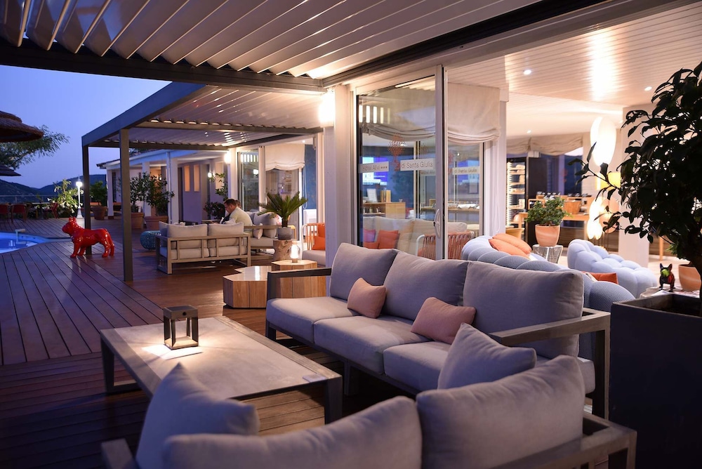 Poolside bar