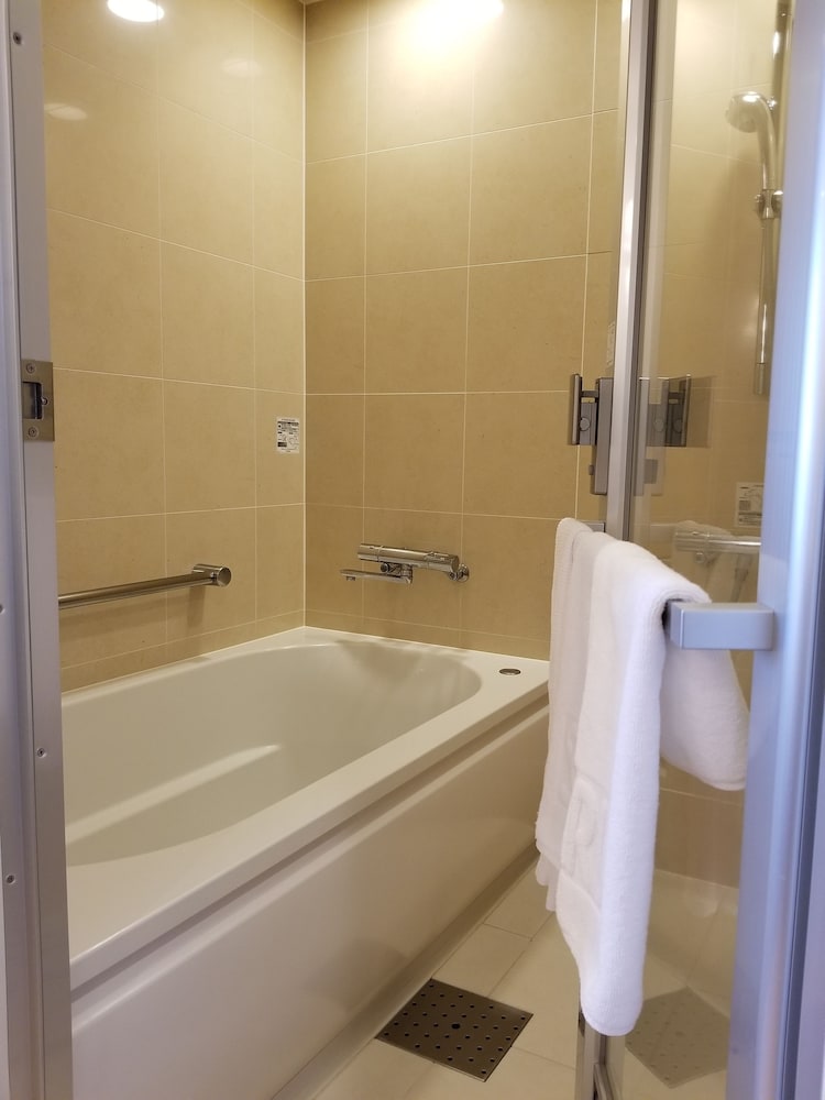 Deep soaking bathtub