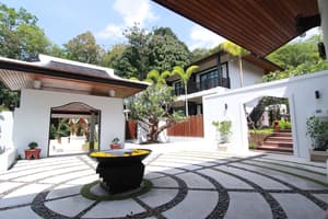 thumbnail: Front of property