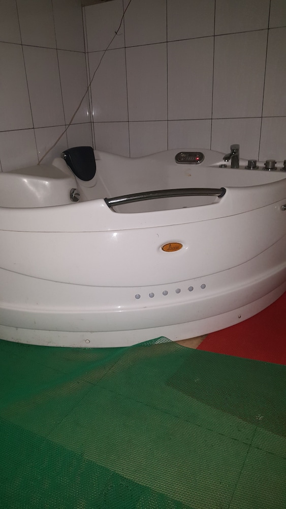 Indoor spa tub