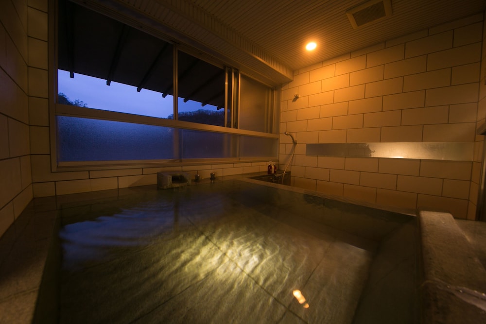 Deep soaking bathtub