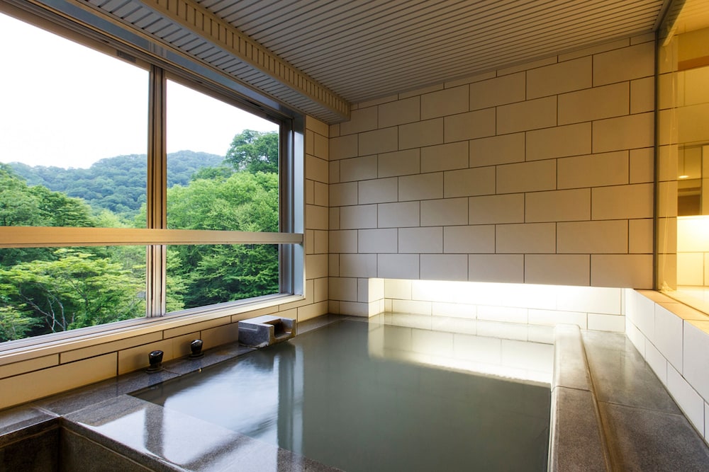 Deep soaking bathtub