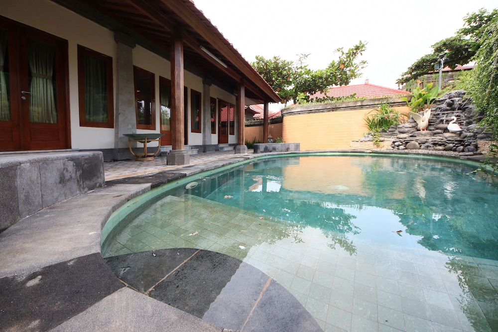 Deep soaking bathtub