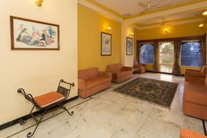 thumbnail: Lobby sitting area