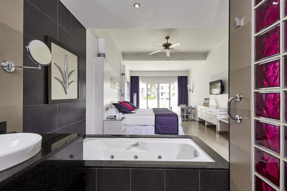Jetted tub