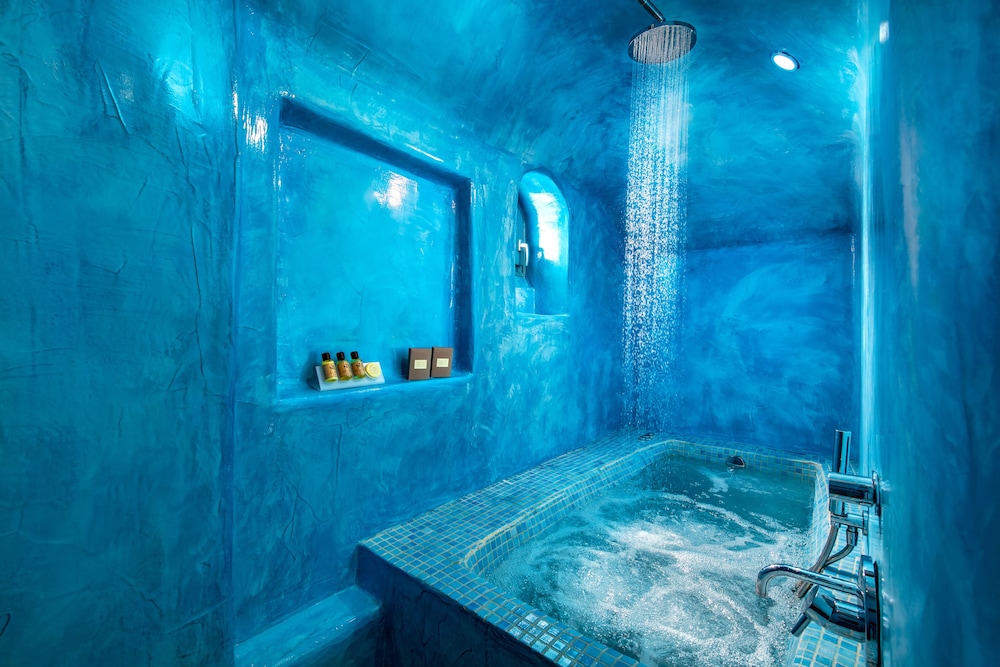 Private spa tub