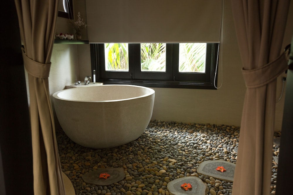 Deep soaking bathtub